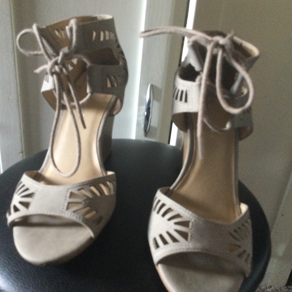 CL by Laundry Sz 8.5 Platforms heels lace ups